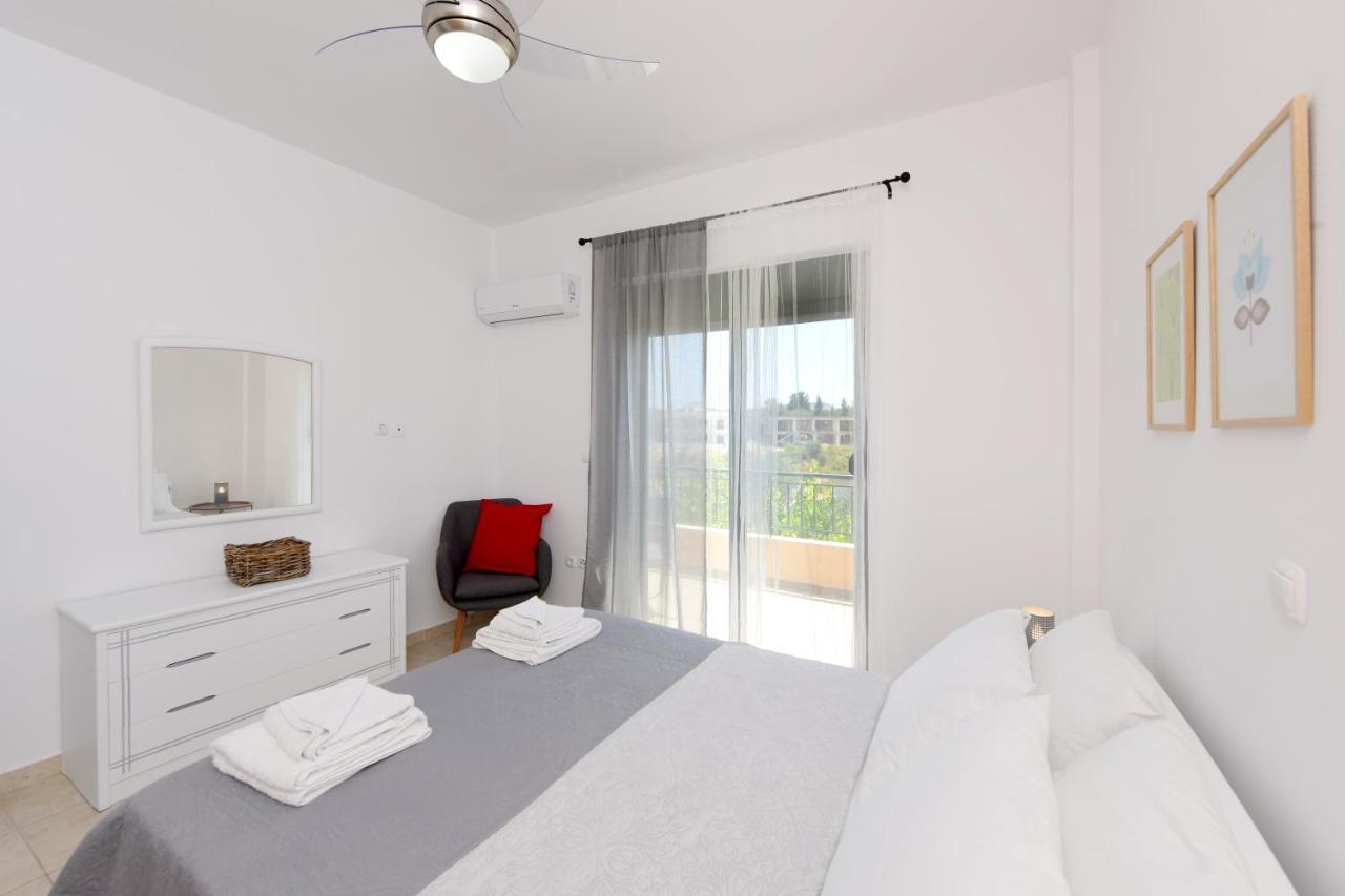 Athina's In Olive Grove Apartament